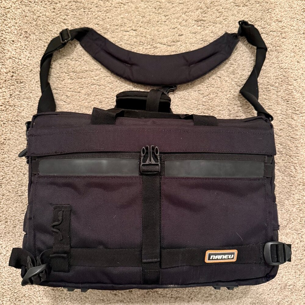 Versatile Naneu Camera bag black with multiple pockets